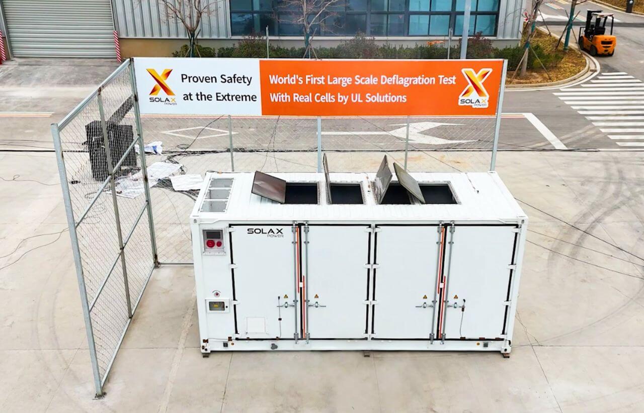 O teste foi realizado num sistema de armazenamento de energia em grande escala ORI 5MWh totalmente integrado. Em condições controladas, células de bateria reais foram intencionalmente levadas à fuga térmica, mantendo o sistema de ventilação de emergência fechado durante todo o teste. O sistema passou então por toda a sequência de libertação, acumulação e deflagração de gás inflamável, cobrindo a cadeia de risco chave utilizada na avaliação de segurança ao nível do sistema. O local do teste, a configuração do sistema e as condições de operação foram planeados pela UL Solutions com base em trabalhos de simulação e concebidos para representar um cenário altamente exigente. O ponto de disparo foi colocado numa área onde ondas de pressão e turbulência de chama podem desenvolver-se de forma mais intensa, aumentando o desafio para a integridade estrutural e as vias de alívio de pressão. Resposta do sistema em linha com as expectativas de design.jpg